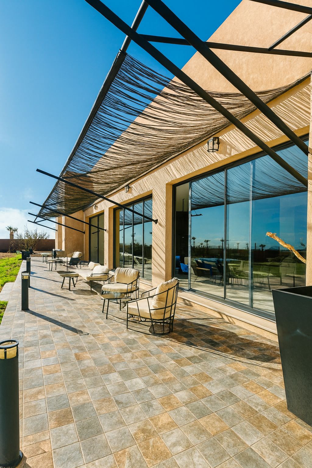 Terrasse avec brise-soleil