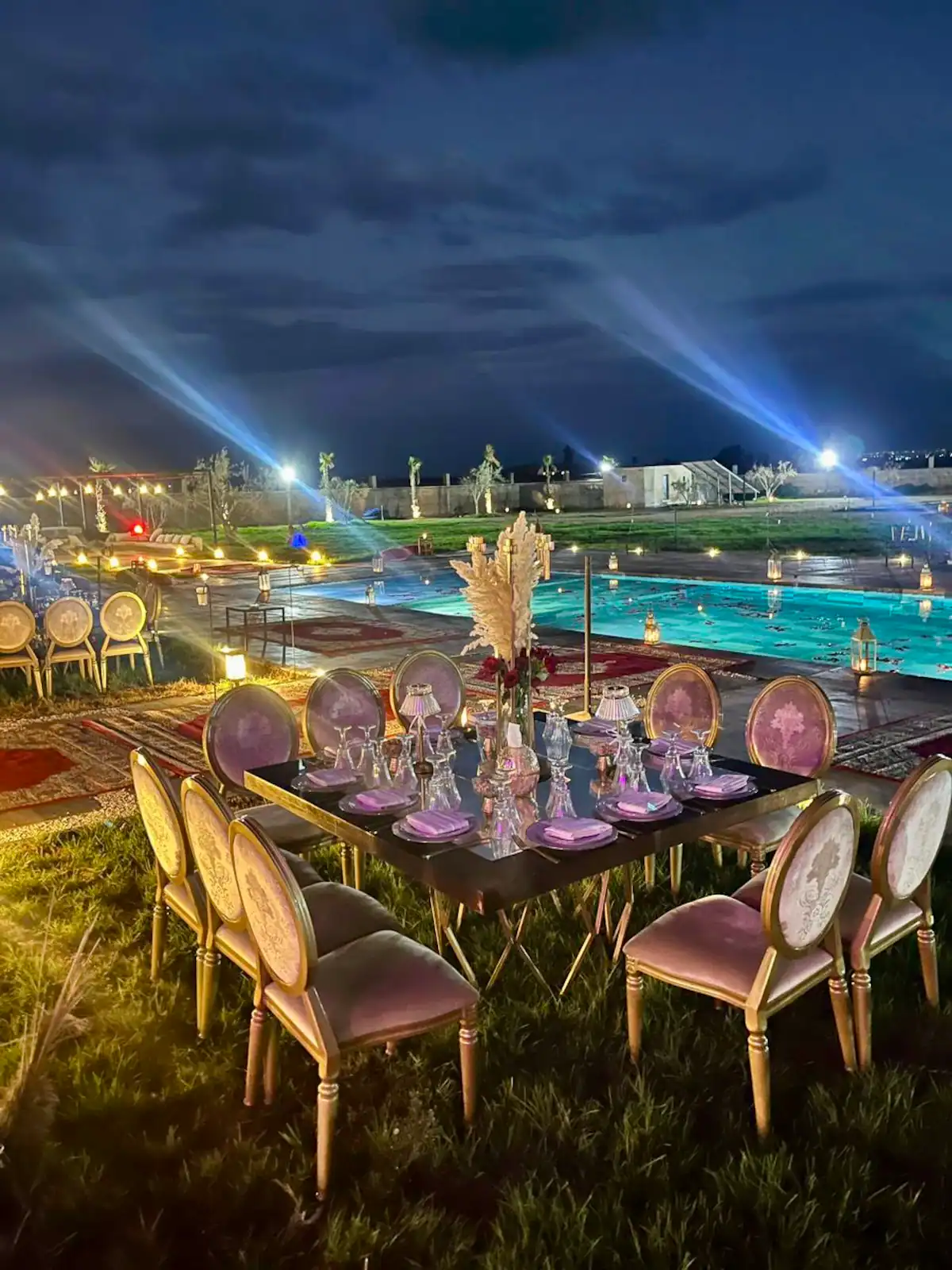 Dîner de mariage au bord de la piscine