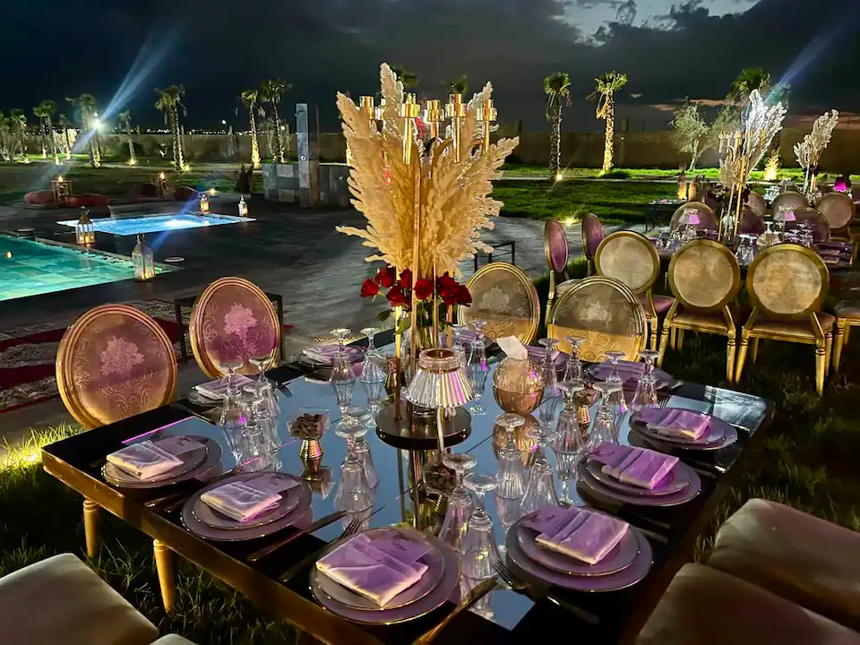 Table dressée et pampas dorés sous le ciel étoilé